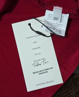 Blusa burdeos de manga larga negra.