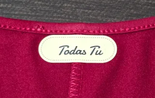 Blusa burdeos de manga larga negra.