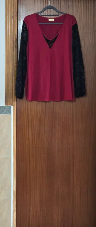 Blusa burdeos de manga larga negra.