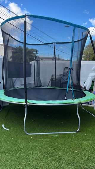 Cama elástica con red de seguridad