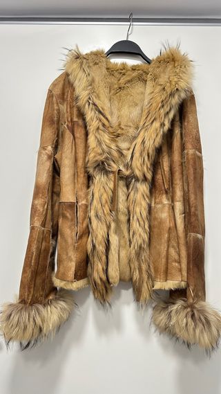 Abrigo de piel con capucha y pelo
