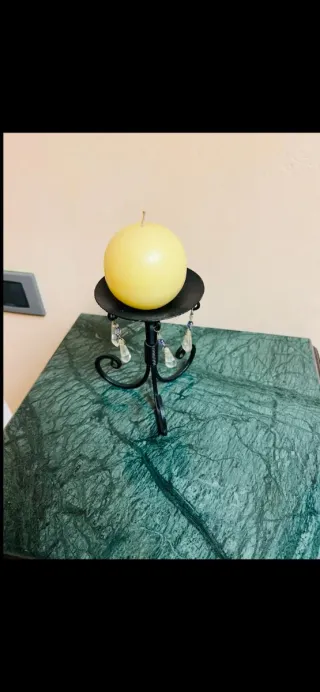 Portacandele nero con candela gialla