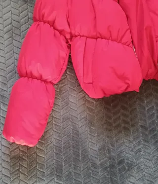 Cazadora acolchada roja cropped