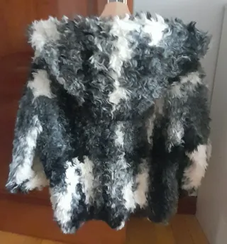 Chaquetón de pelo blanco y negro