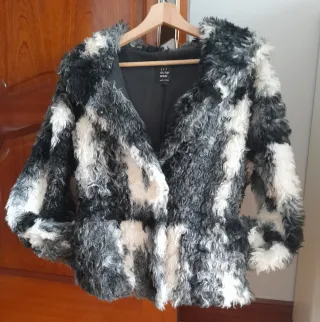 Chaquetón de pelo blanco y negro