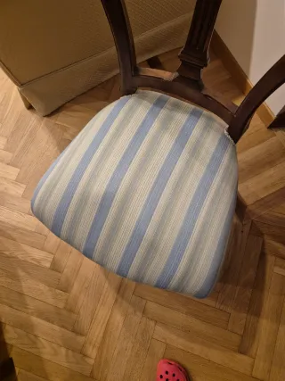 Sedie in legno con tessuto a righe