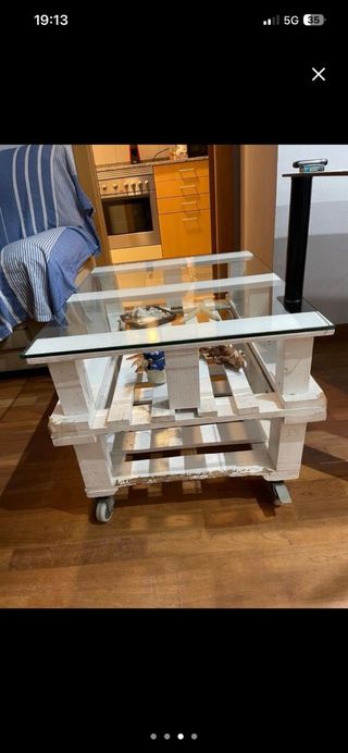 Mesita de palets con tapa de cristal