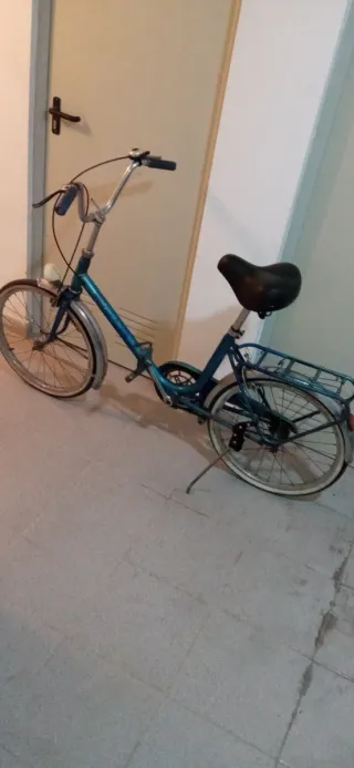 Bicicleta azul plegable
