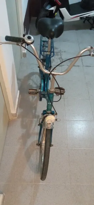 Bicicleta azul plegable