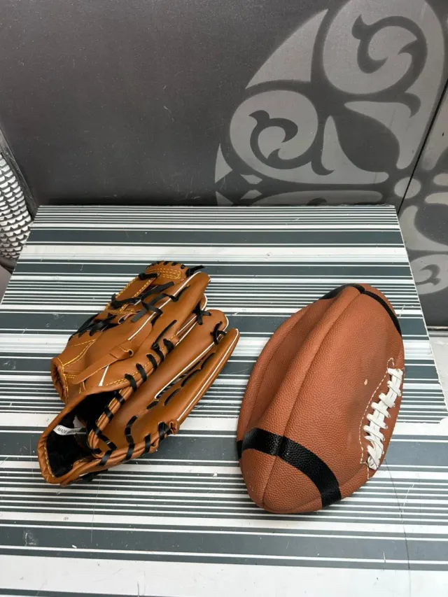 Lote pelota rugby y guante de béisbol