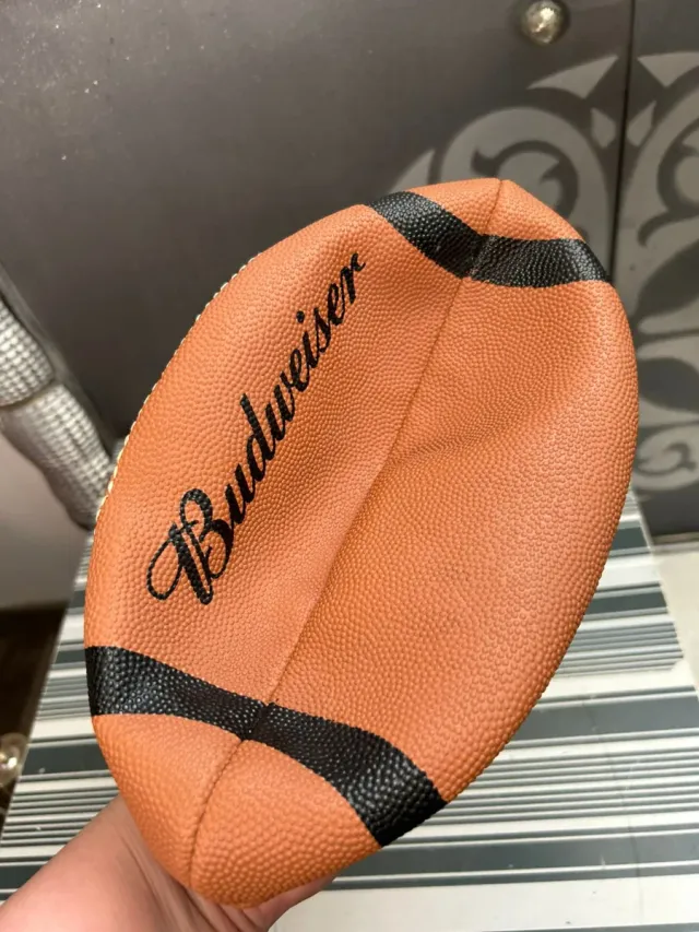 Lote pelota rugby y guante de béisbol