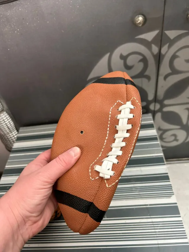 Lote pelota rugby y guante de béisbol