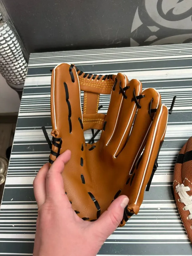 Lote pelota rugby y guante de béisbol