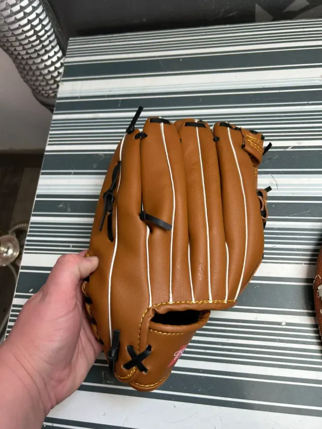 Lote pelota rugby y guante de béisbol