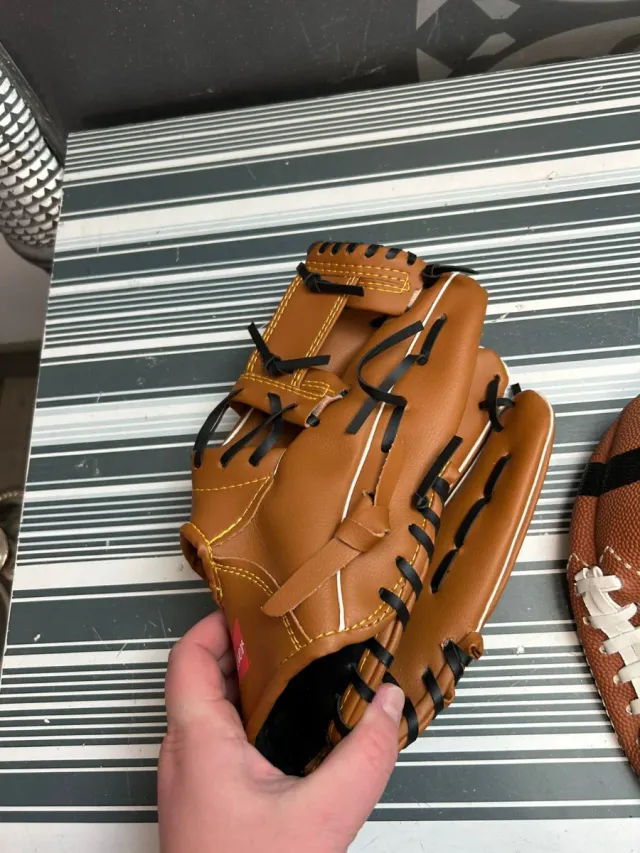 Lote pelota rugby y guante de béisbol