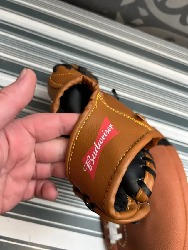 Lote pelota rugby y guante de béisbol