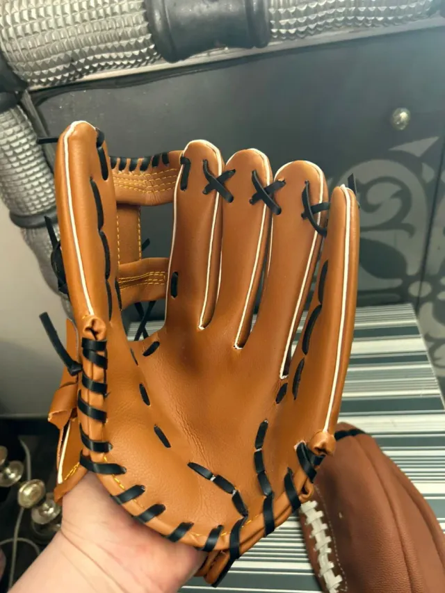 Lote pelota rugby y guante de béisbol