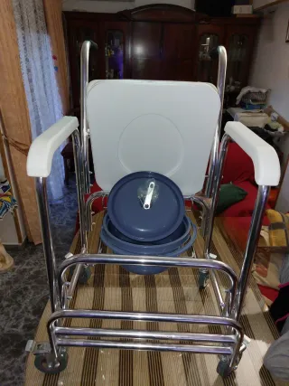 Silla de ruedas nueva par ancianos con inodoro