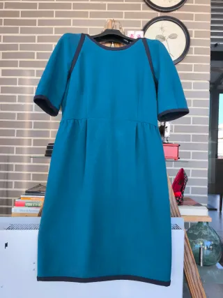 Vestido verde con ribete negro