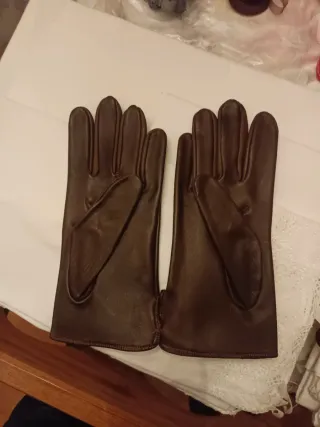Guantes de señora marrones de cuero fuerte.
