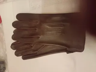 Guantes de señora marrones de cuero fuerte.