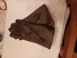Guantes de señora marrones de cuero fuerte.