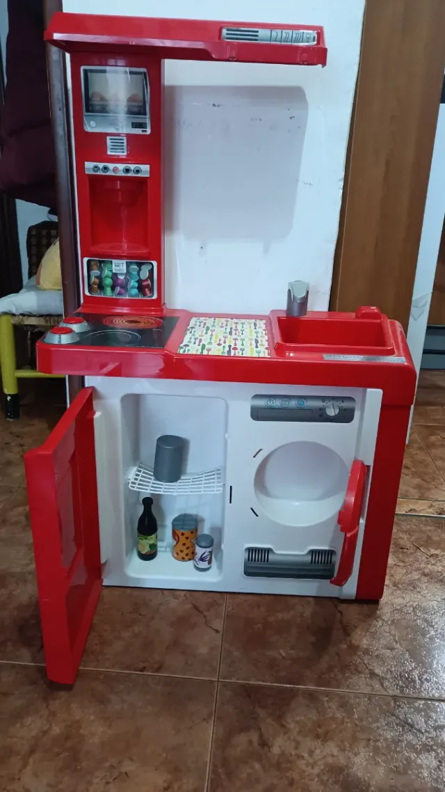 Cocina de juguete roja y todo tipo de accesorios