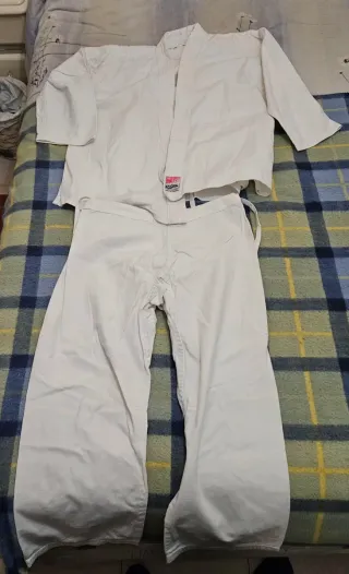 Kimono Karate Blanco mas 2 cinturones