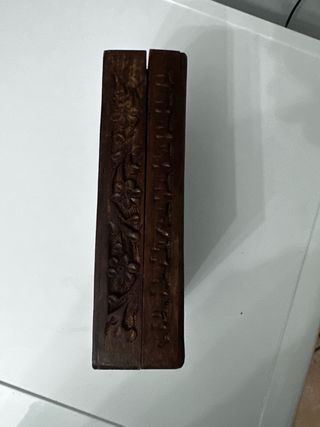 Portagioie antico in legno intagliato