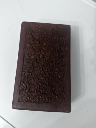 Portagioie antico in legno intagliato