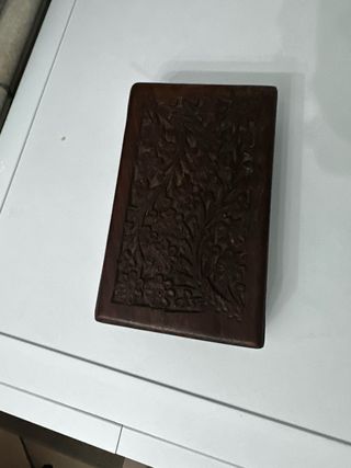 Portagioie antico in legno intagliato