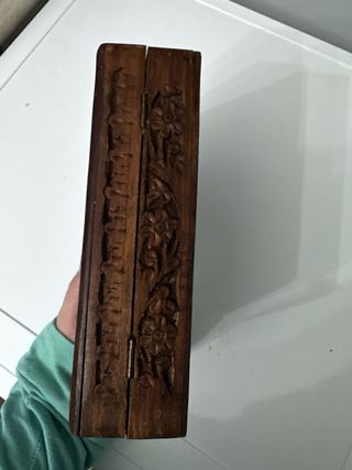 Portagioie antico in legno intagliato