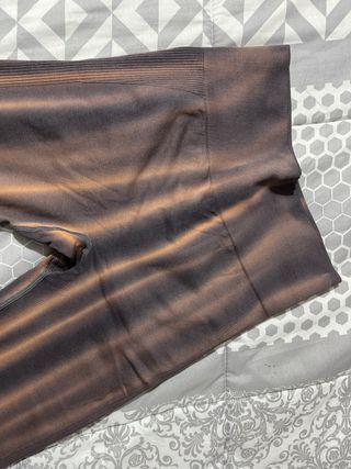 Mayas deportivas marrones y naranjas