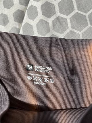 Mayas deportivas marrones y naranjas