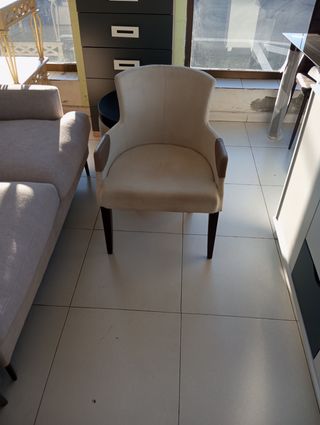 Butaca de tela y madera color beige