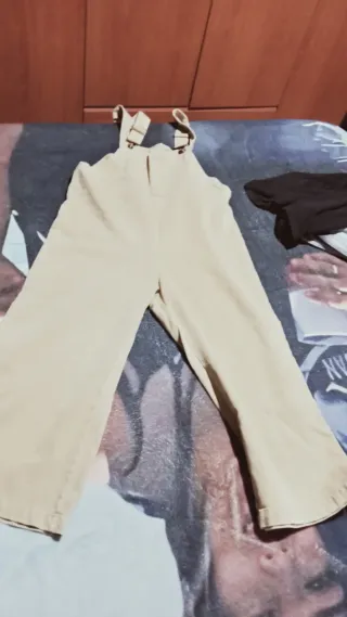 Pantalón vaquero beige con tirantes Pata ancha