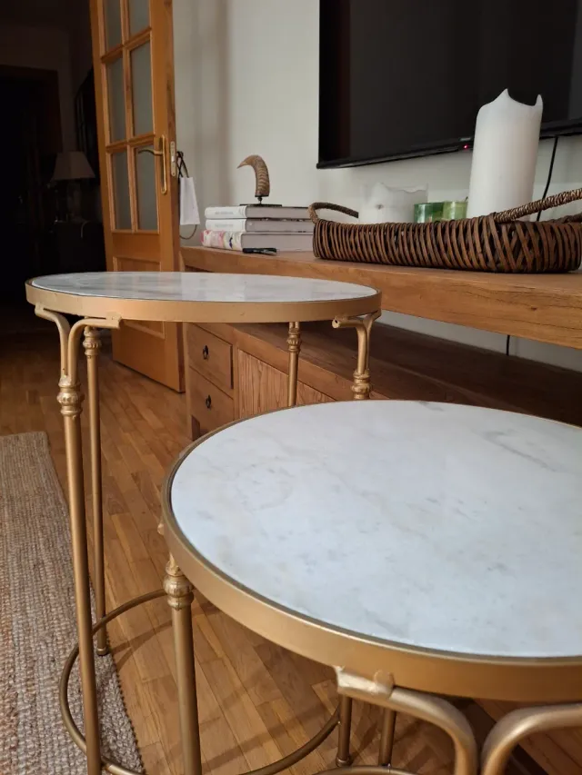 Jogo de mesas de mármore e metal dourado