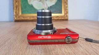 Cámara Digital Casio Exilim EX-ZS100 14MP Roja