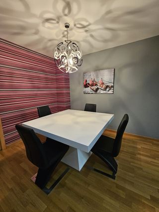 Mesa comedor blanca y 4 sillas negras