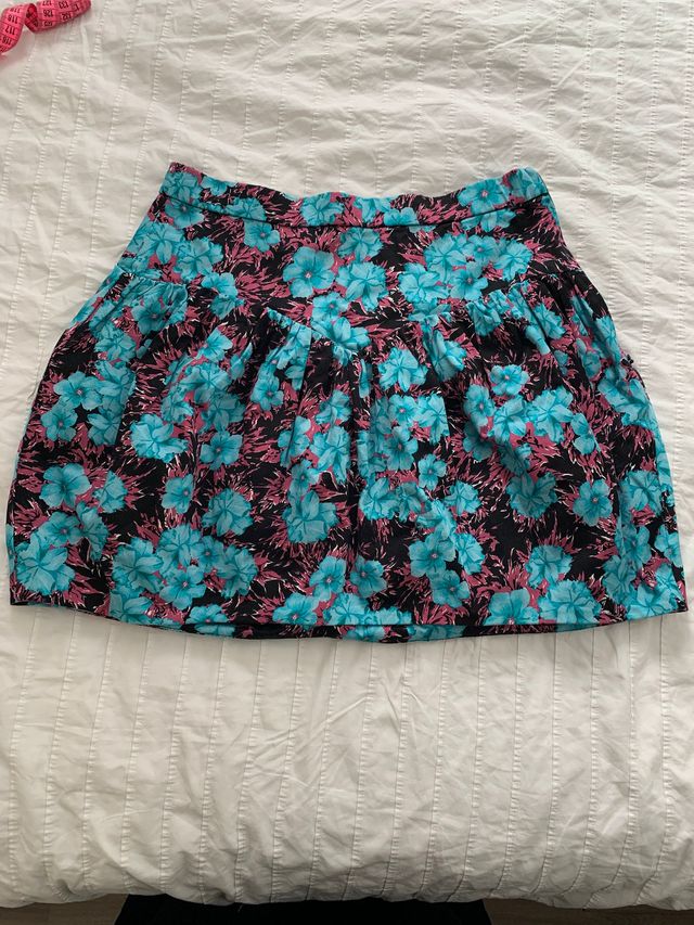 Falda Zara floral azul y rosa