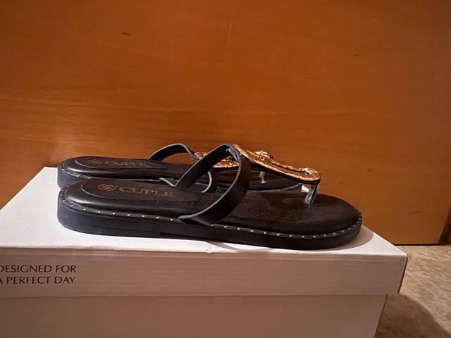 Sandalias Cuplé Negras con Detalles Dorados