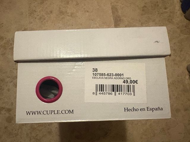 Sandalias Cuplé Negras con Detalles Dorados