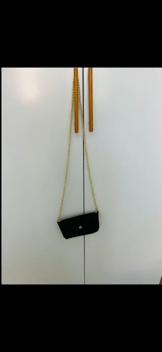 Borsetta nera con catena dorata