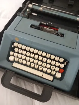 Máquina de escribir antigua con maletín