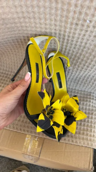 Tacones Carolina Herrera Flor Amarilla