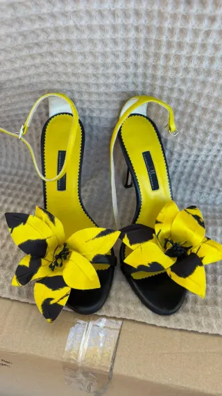 Tacones Carolina Herrera Flor Amarilla