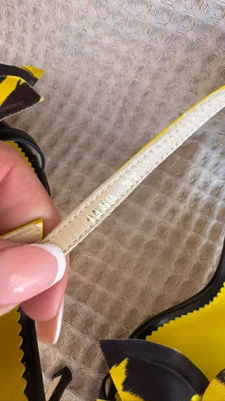 Tacones Carolina Herrera Flor Amarilla