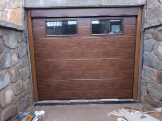 Puerta de garaje marrón