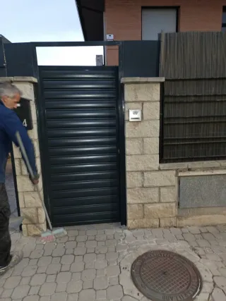 Puerta de garaje marrón