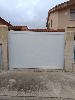 Puerta de garaje marrón